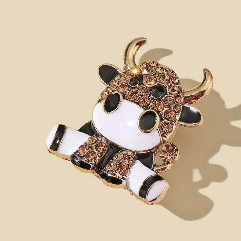 Brooch, cow w/ gold, black, white enamel paint & rhinestones. NIP, 1.5” x 1.3”